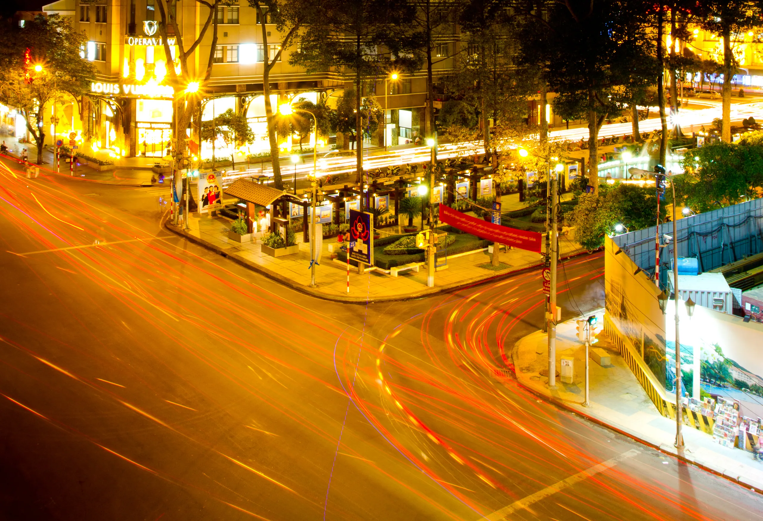 Long Exposure of Dong Khoi intersection with Le Loi
