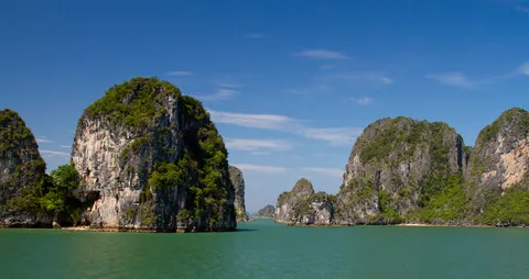 Ha Long Bay Scenery