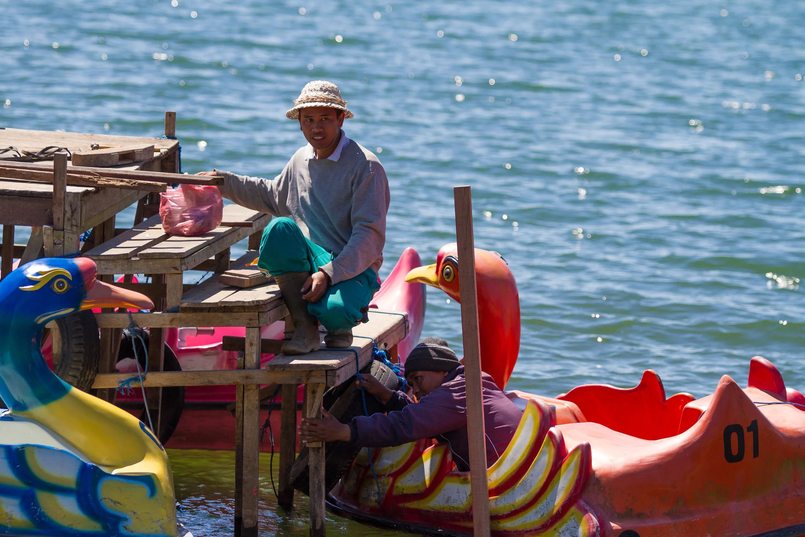 Workers at Pura Ulun Danau Bratan