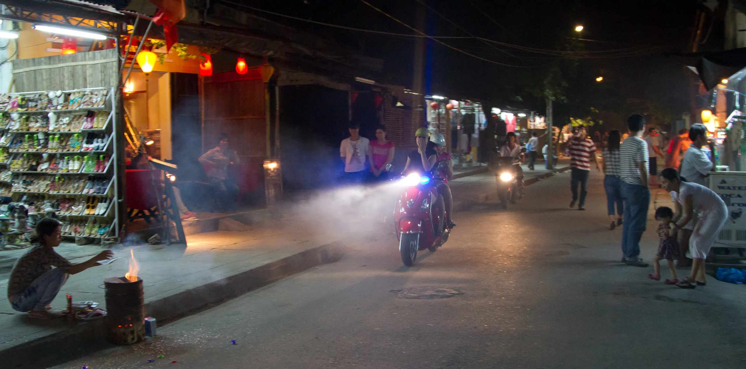 Night falls in Hoi An