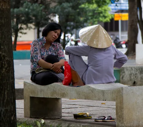 A little gossip in the park, near Pham Ngu Lao