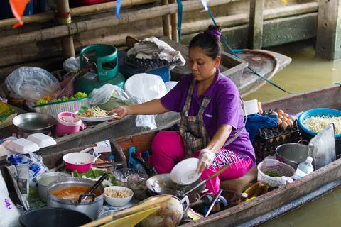 Serving Up, Khlong Lat Mayom Floating Market, Bangkok