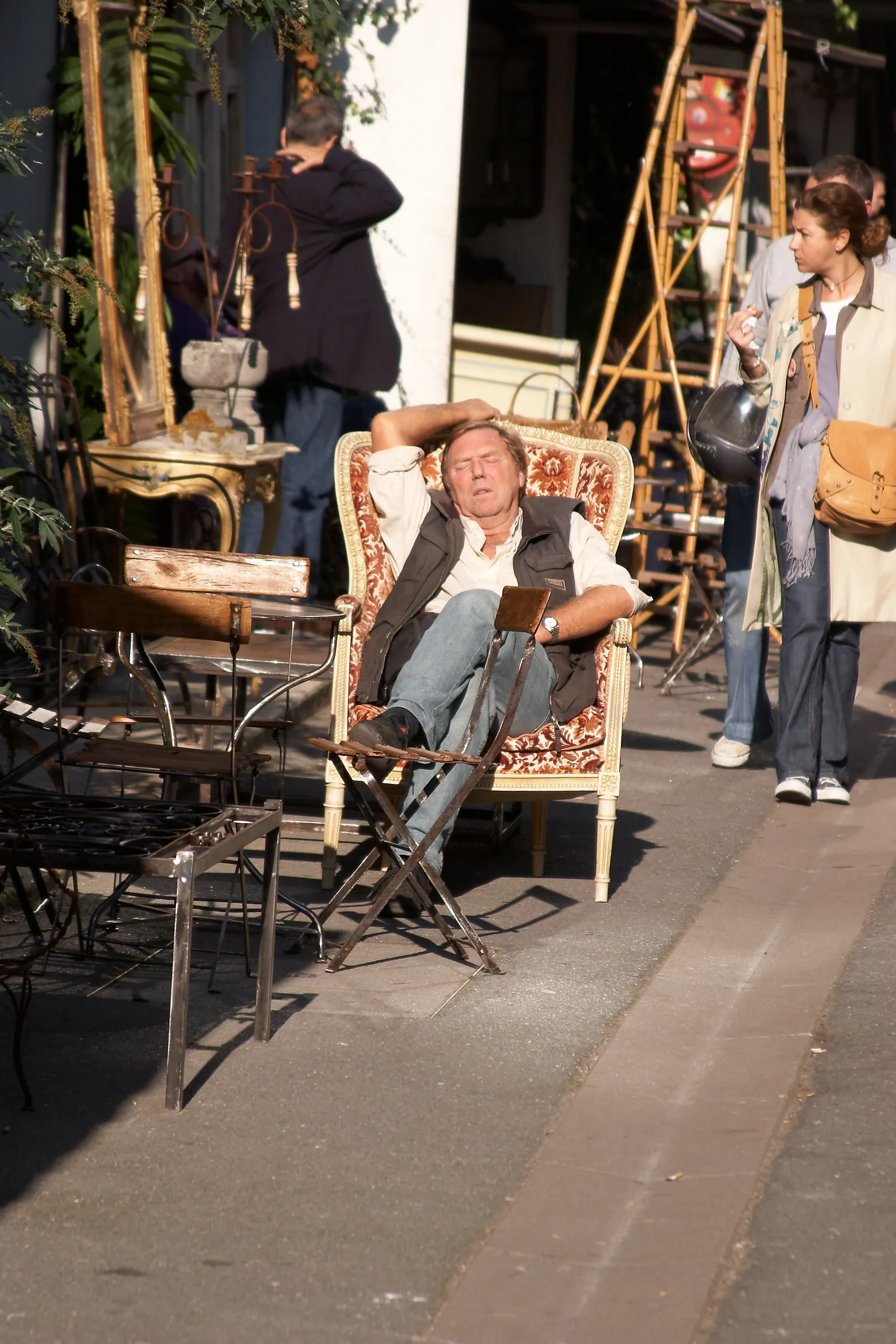 Marche de Puce - Asleep in the sun
