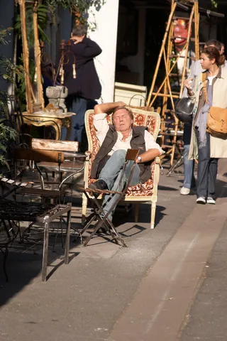Marche de Puce - Asleep in the sun