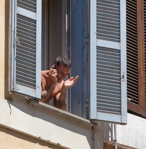 Still using the hands to talk, Rome