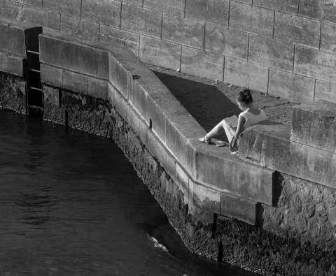 Reading by the Seine