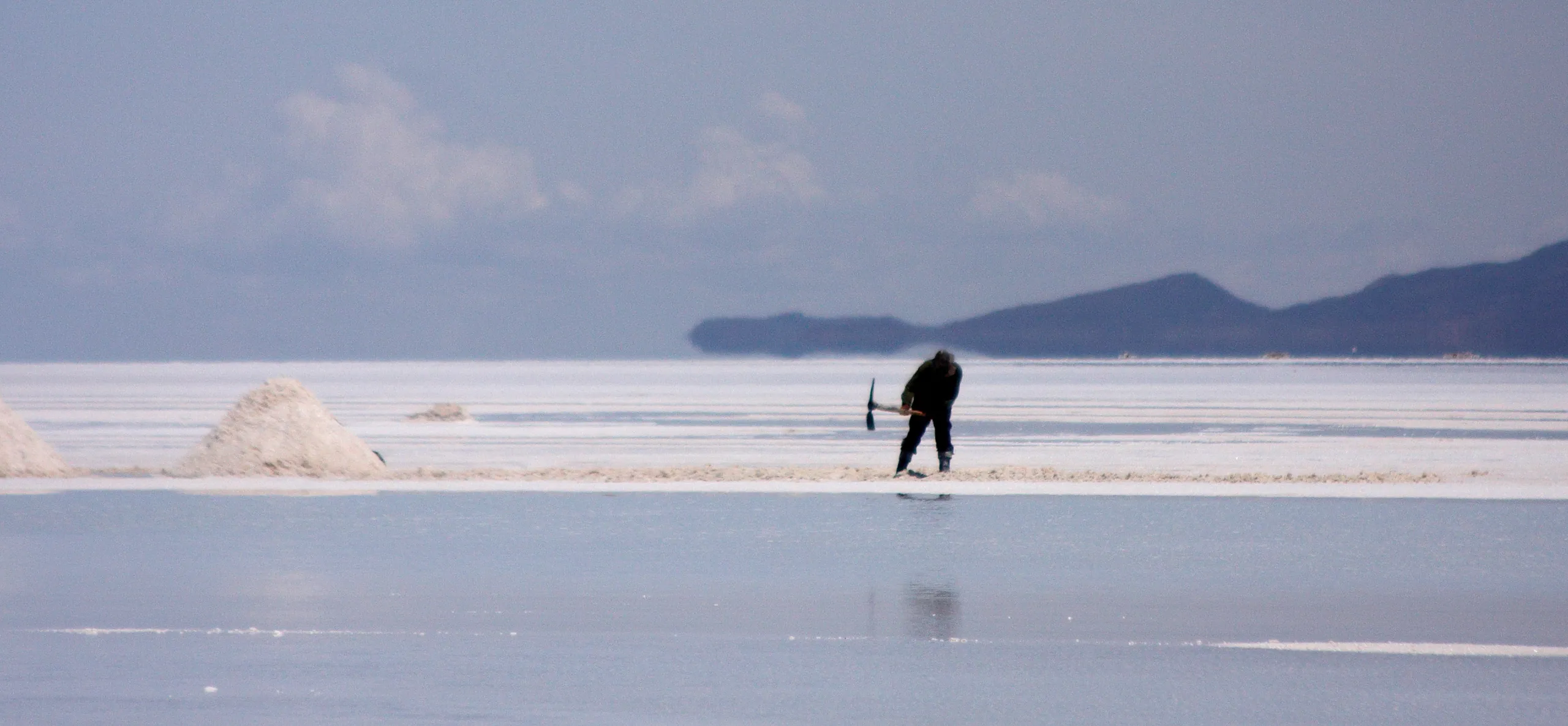 Campesino harvesting salt
