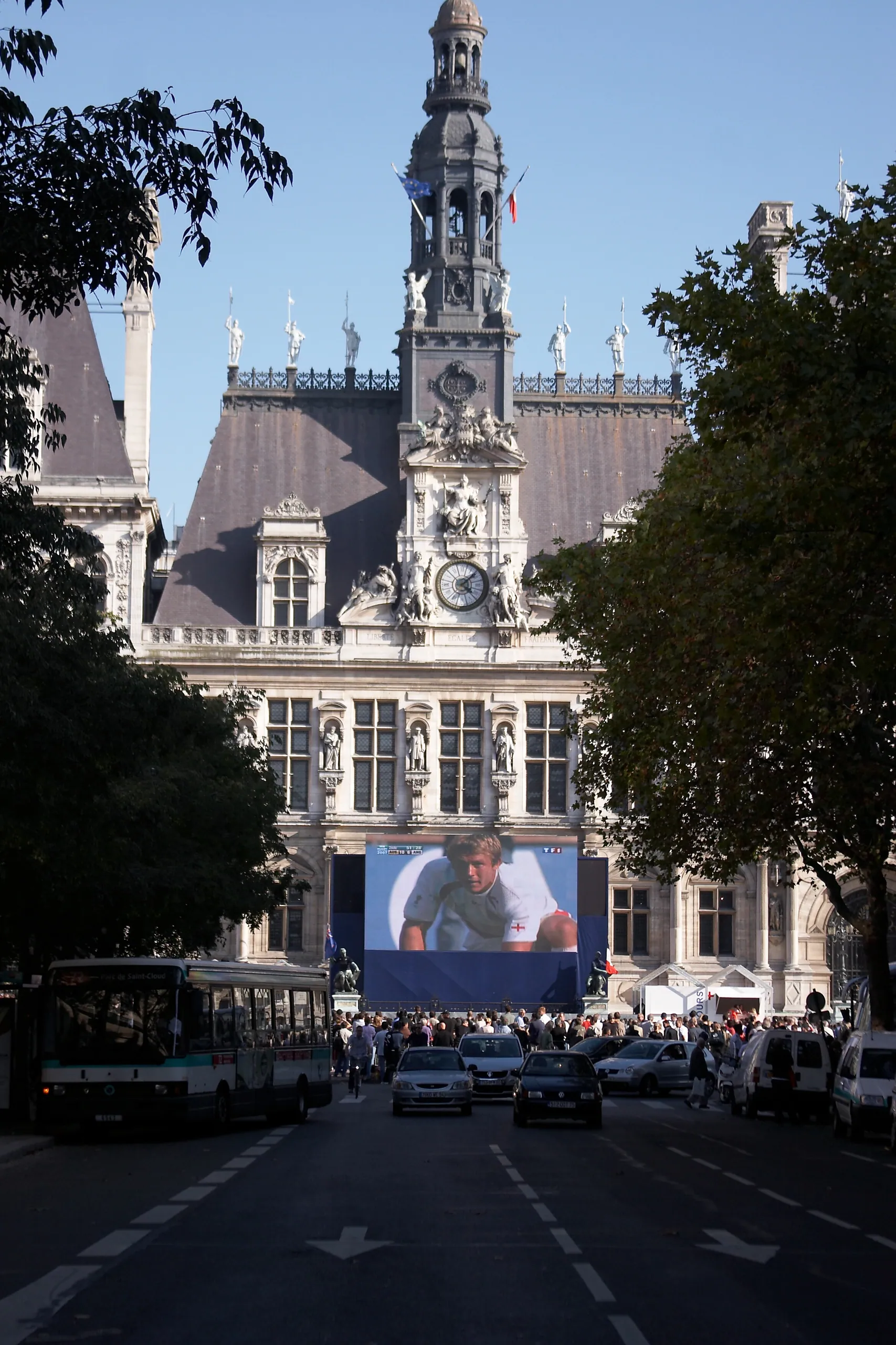 England invade the Hotel de Ville