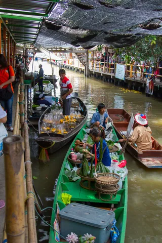Busy boats of Khlong Lat Mayom Floating Market, Bangkok