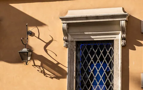 Lantern shadow
