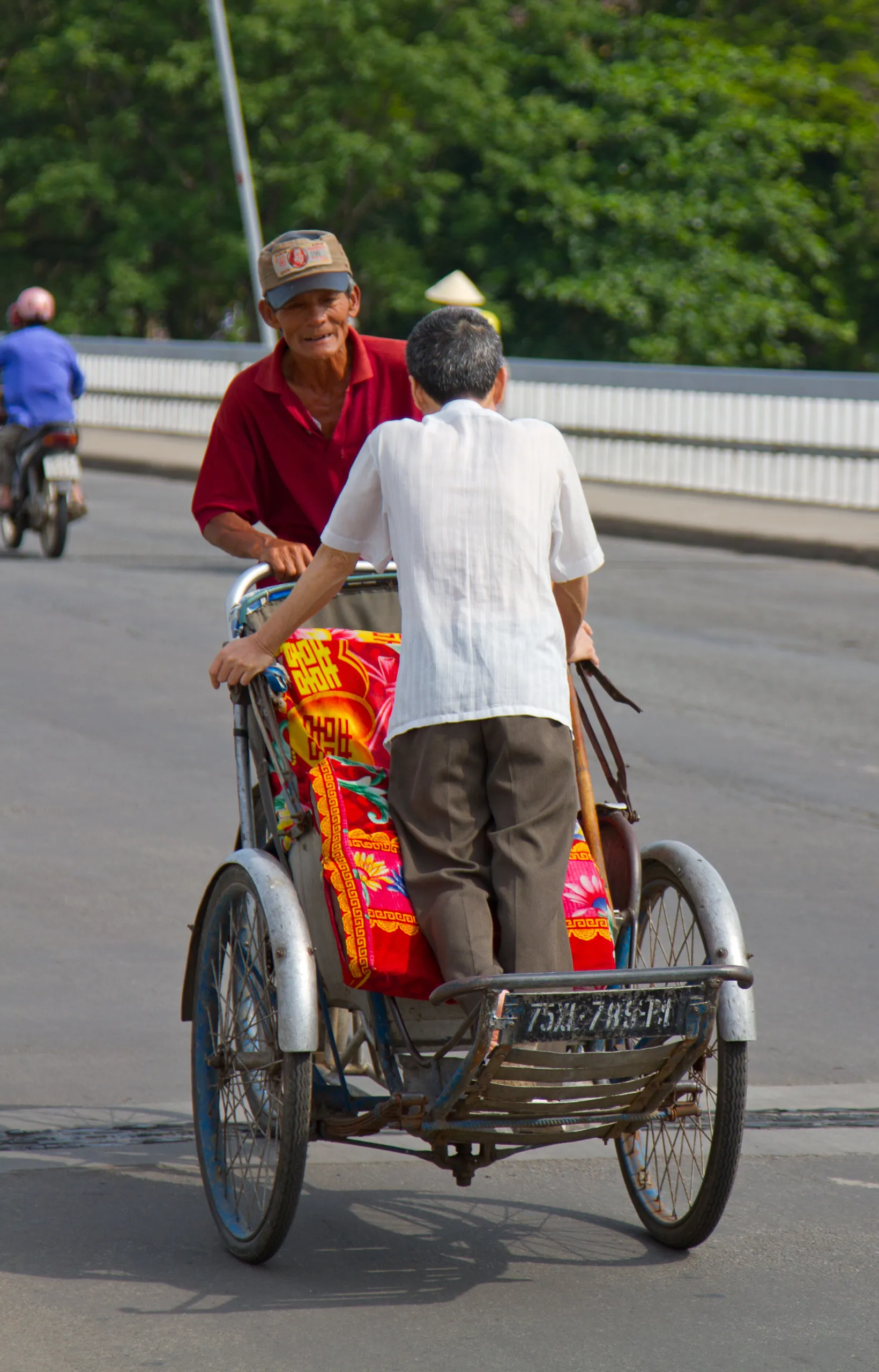 Hitching a ride, Hue