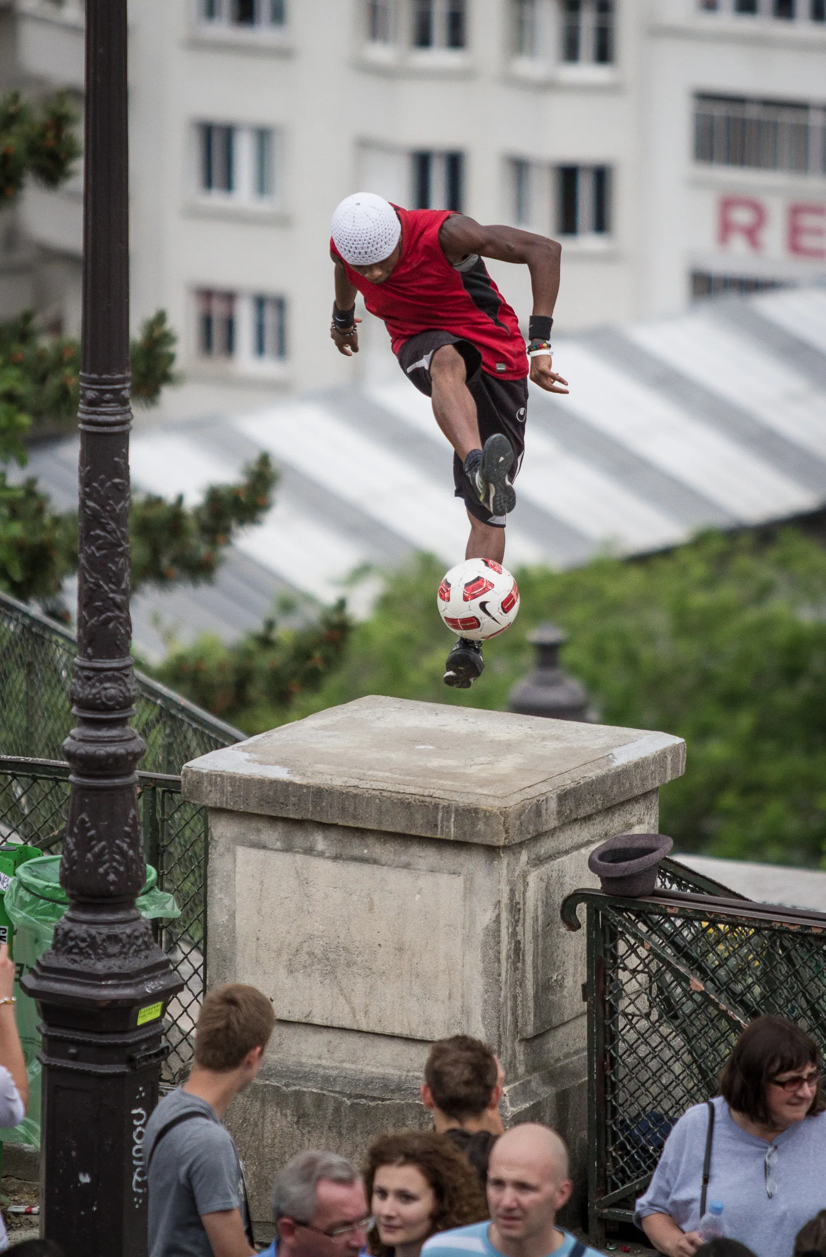 Keepie-uppie in Montmartre