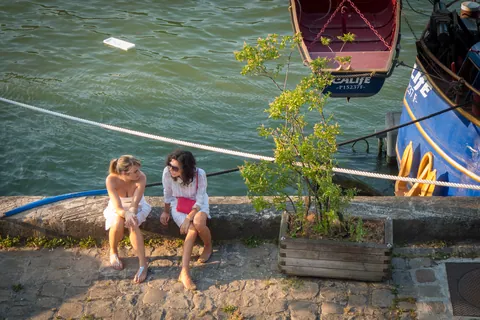 Gossiping on the Quai, Paris