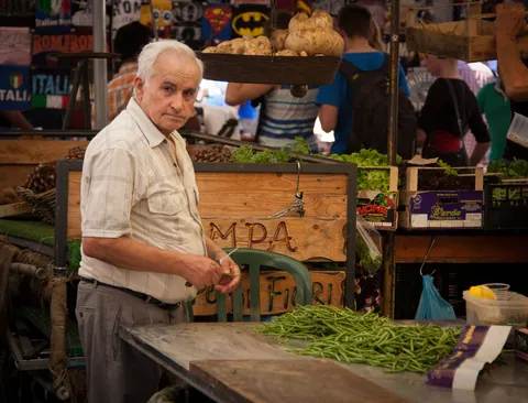 Bean man, Mercato di Campo de Fiori, Rome