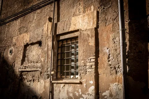 Low winter lighting, Vicolo dei Modelli, Rome