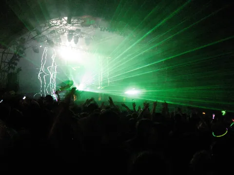 Chemical Brothers - Reach for the lasers