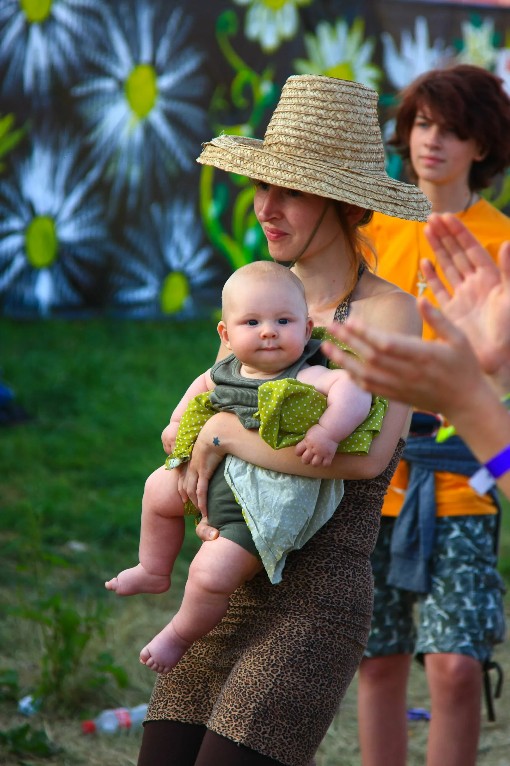 Baby gets into the groove, Theatre Field