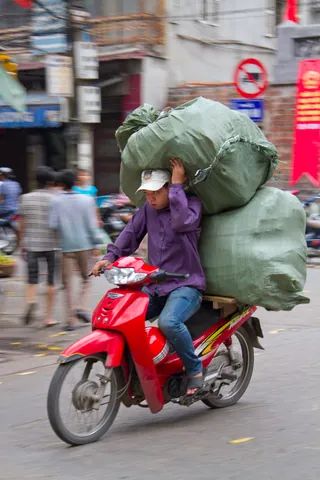 Just hanging on, Old Quarter, Hanoi
