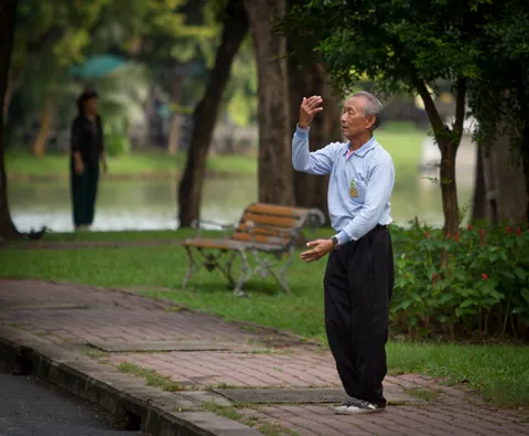 Morning tai chi in Lumphini Park, Bangkok