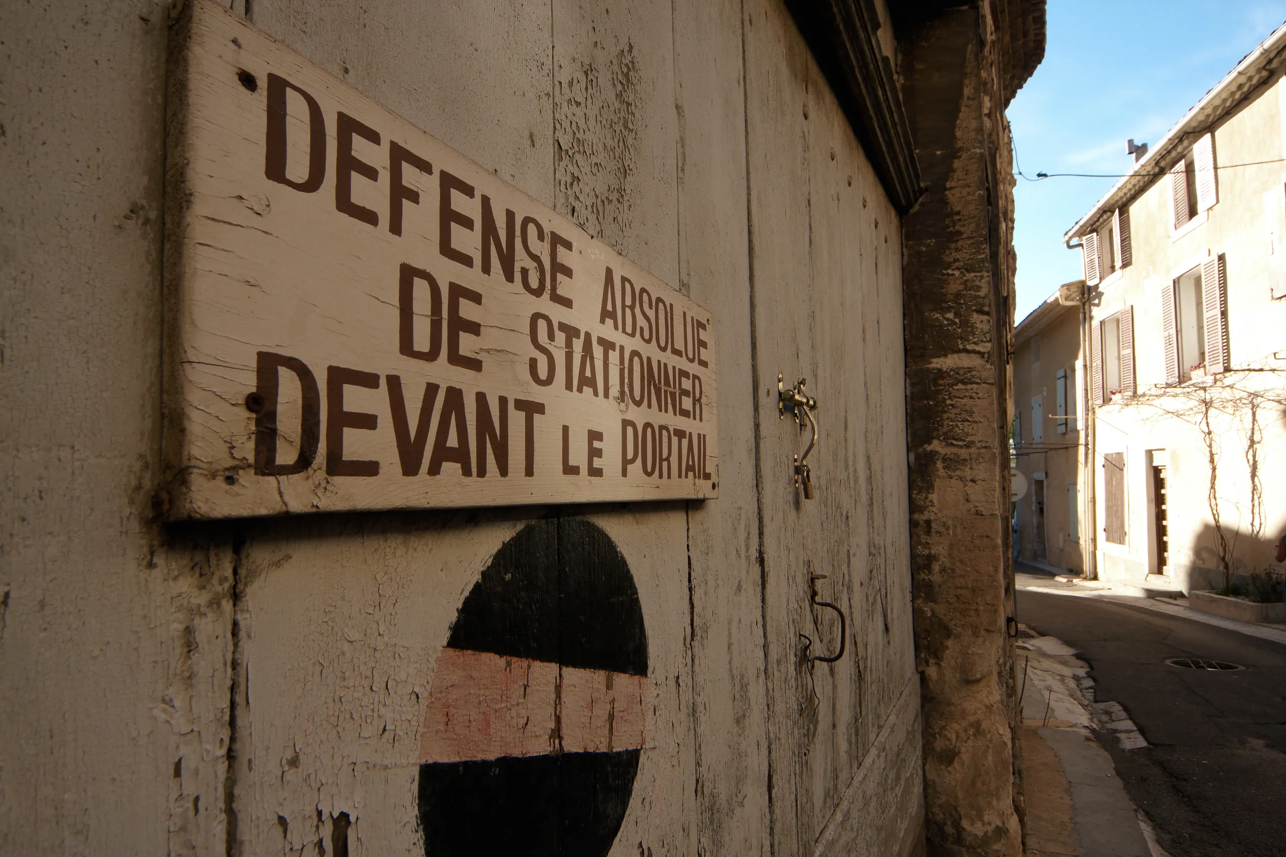No Parking - Pernes-les-Fontaines